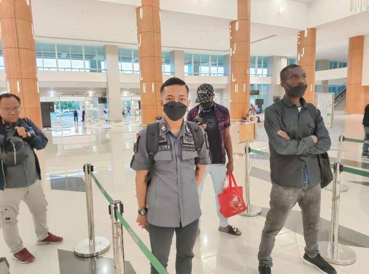WNA Nigeria dipulangkan ke negaranya karena gunakan paspor palsu. (Dok. Kanwil Kemenkumham Jatim)