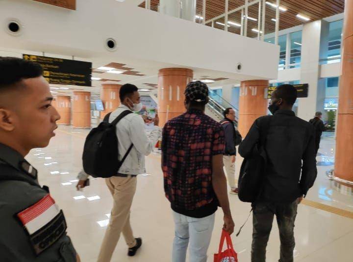 WNA Nigeria dipulangkan ke negaranya karena gunakan paspor palsu. (Dok. Kanwil Kemenkumham Jatim)