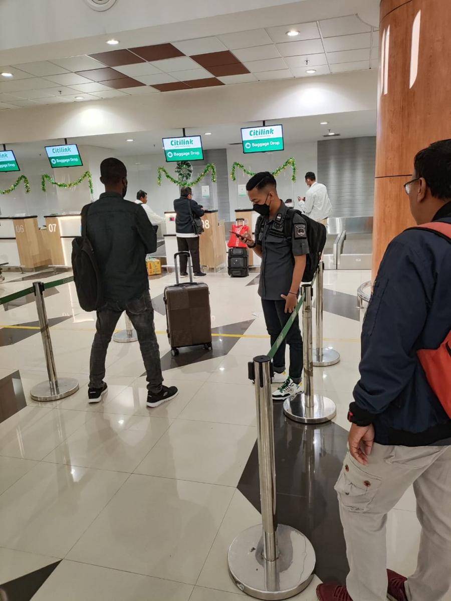 WNA Nigeria dipulangkan ke negaranya karena gunakan paspor palsu. (Dok. Kanwil Kemenkumham Jatim)