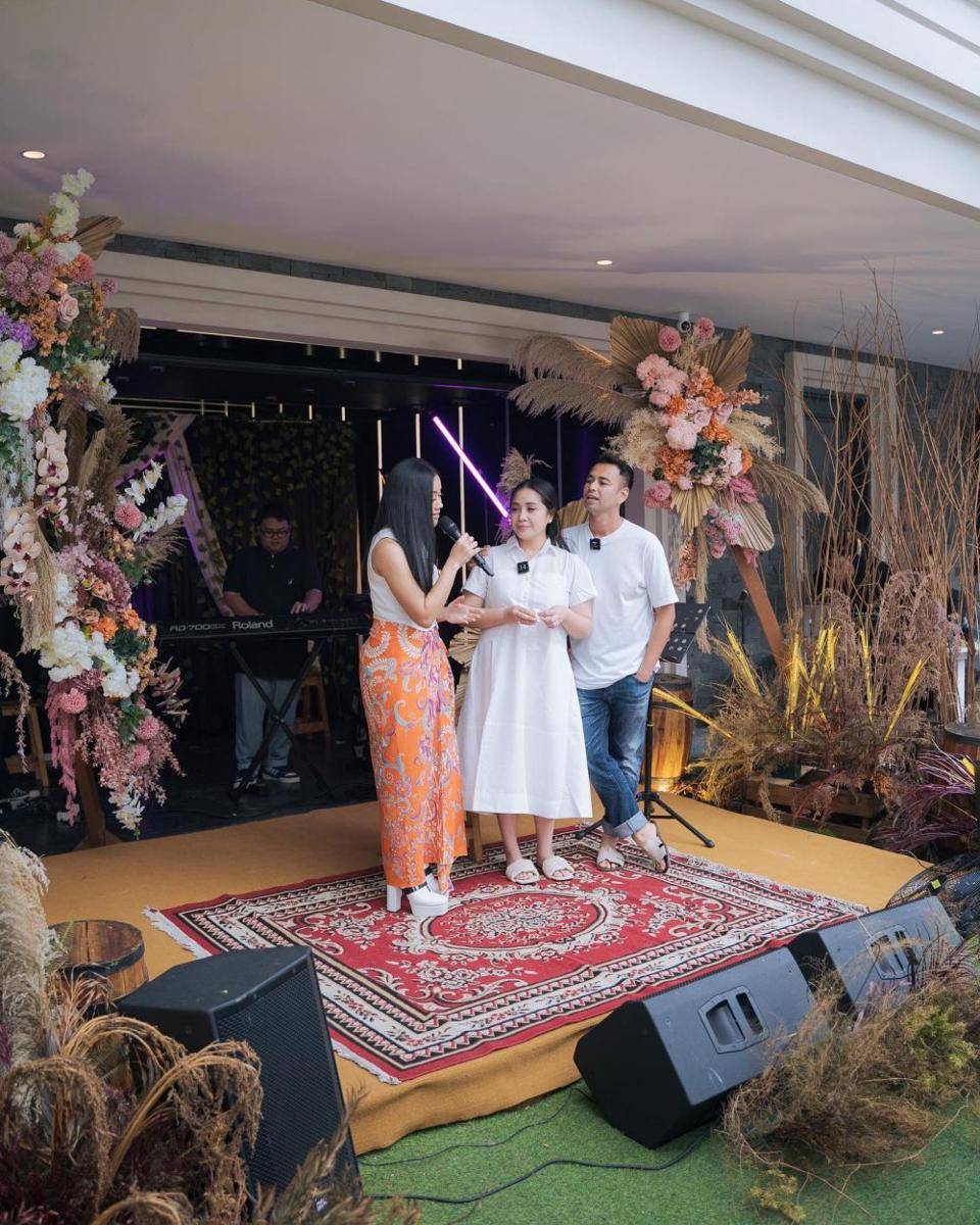 momen Yura Yunita surprise-in Nagita Slavina (instagram.com/raffinagita1717)