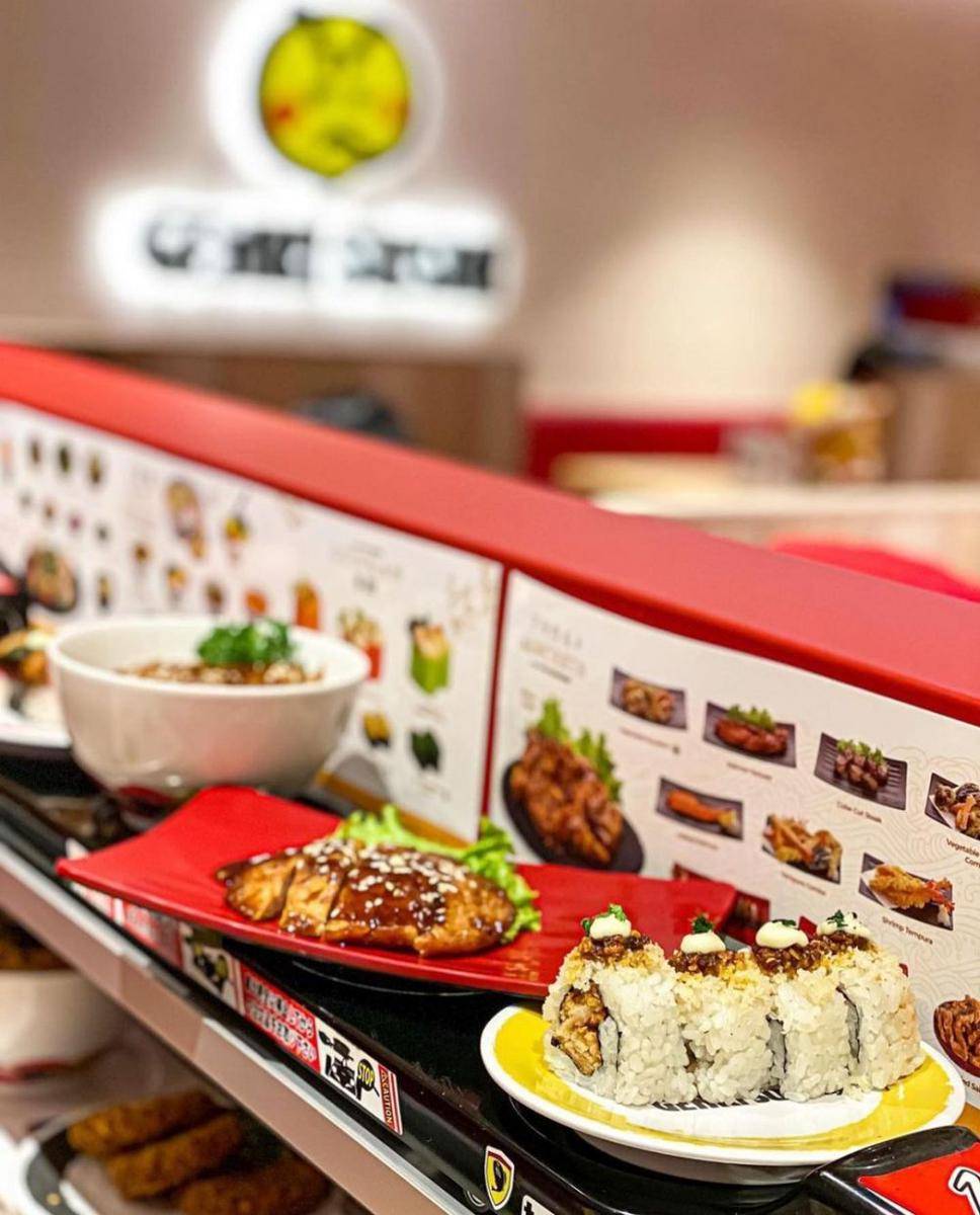 kereta pengantar pesanan di Genki Sushi (instagram.com/genkisushiindonesia)