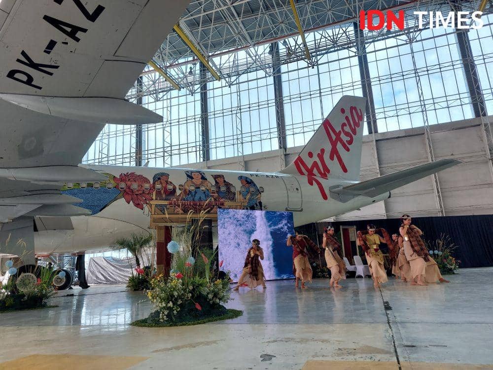 Gambar Penenun Danau Toba Hiasi Badan Pesawat Air Asia