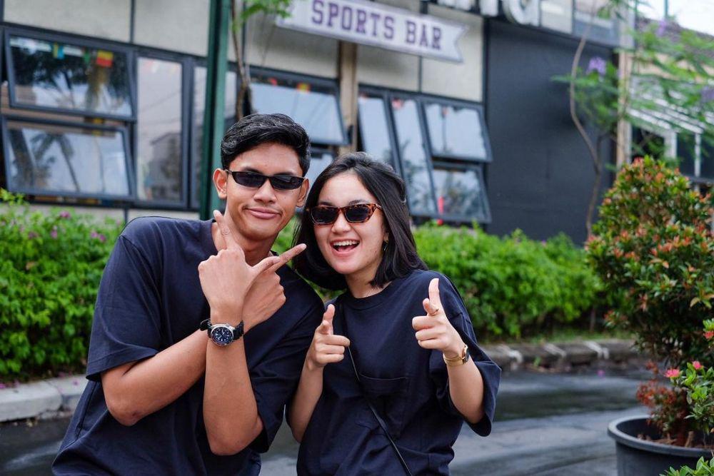9 Potret Ibnu Wardani dan Lita Hutami Pakai Baju Senada, Couple Goals!
