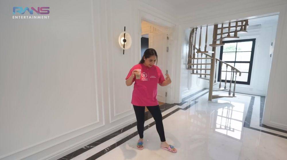 Nagita pantau pembangunan rumah (YouTube.com/Rans Entartainment)