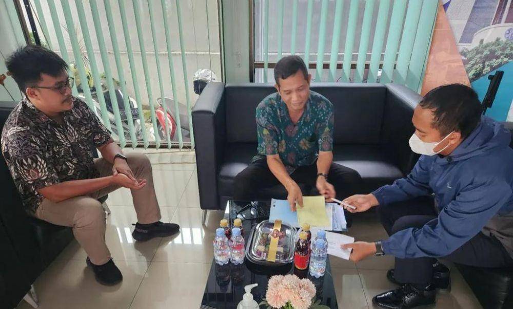 Jasaraharja Putera memberikan ganti rugi atas kerusakan mobil Toyota Yaris yang diseruduk singa di Taman Safari Indonesia II Prigen, Jawa Timur. (dok. Jasaraharja Putera)
