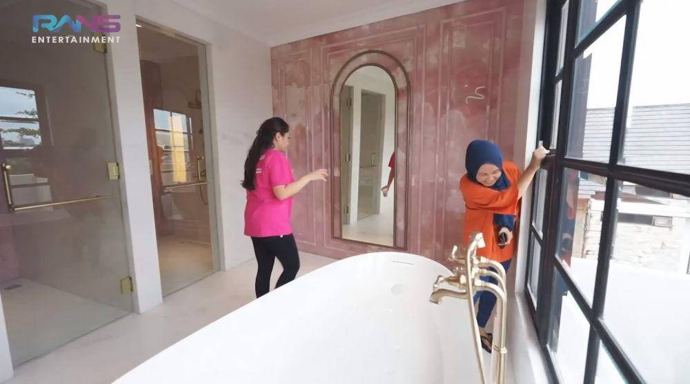 Nagita pantau pembangunan rumah (YouTube.com/Rans Entartainment)
