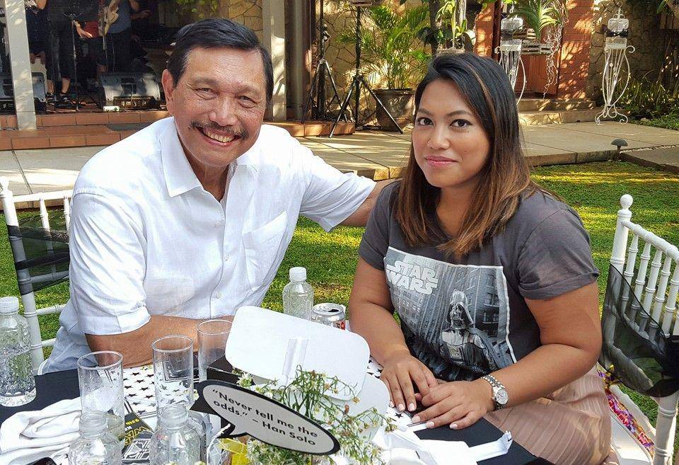 Menteri Koordinator Bidang Kemaritiman dan Investasi, Luhut Binsar Pandjaitan bersama sang putri bungsu, Kerri Na Basaria Pandjaitan. (dok. Facebook Luhut Binsar Pandjaitan)