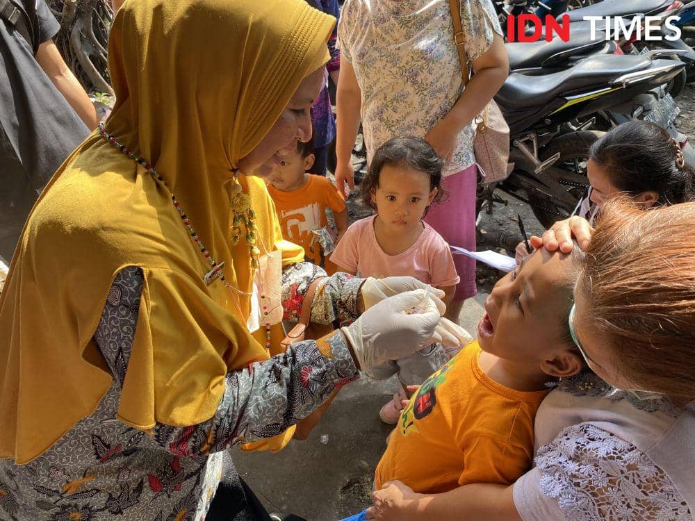Dinas Kesehatan Medan melakukan sweeping untuk pin polio di Mall hingga pasar (IDN Times/Indah Permata Sari)