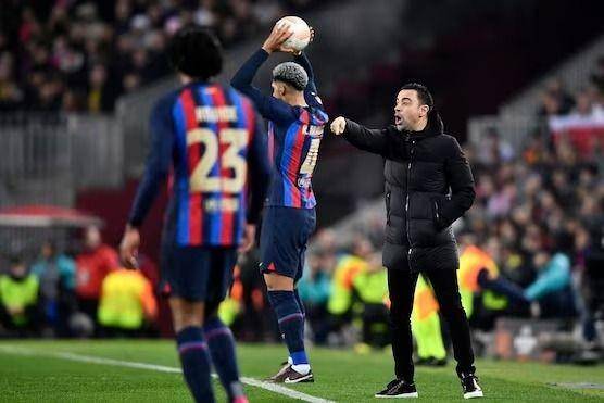 Potret Xavi Hernandez di pinggir lapangan saat Barcelona jamu Manchester United, Jumat (17/2/2023). (uefa.com).