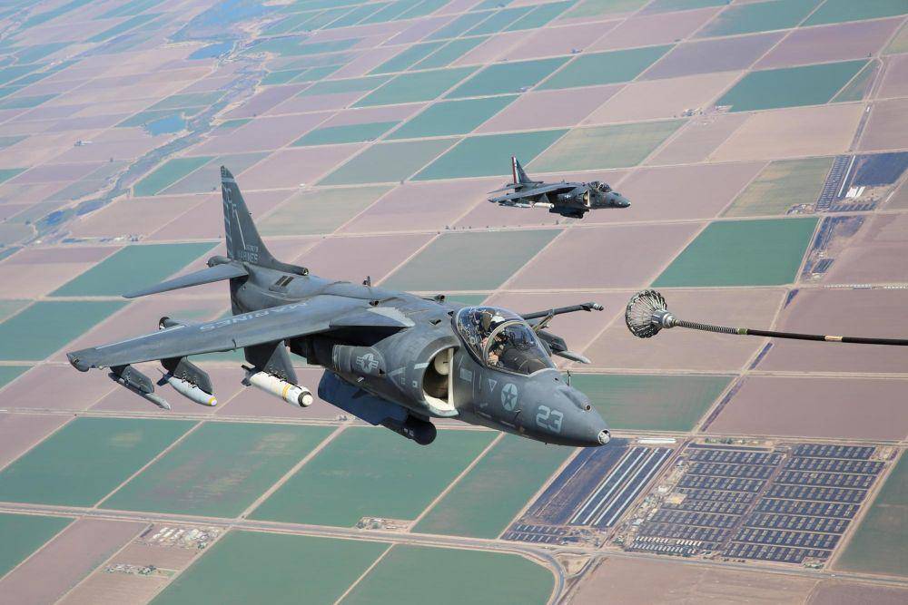 potret jet tempur AV-8B Harrier II milik Marinir AS yang sedang melakukan latihan pengisian bahan bakar di udara (commons.wikimedia.org/USMC)