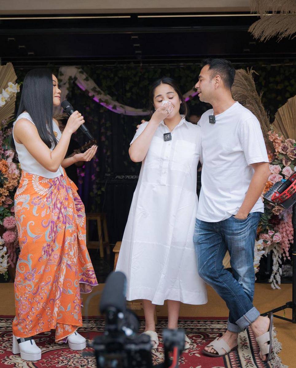 momen Yura Yunita surprise-in Nagita Slavina (instagram.com/raffinagita1717)