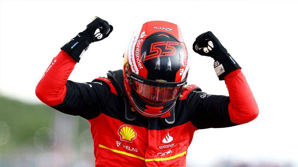 Carlos Sainz berselebrasi usai memenangkan GP Inggris 2022. (formula1.com)