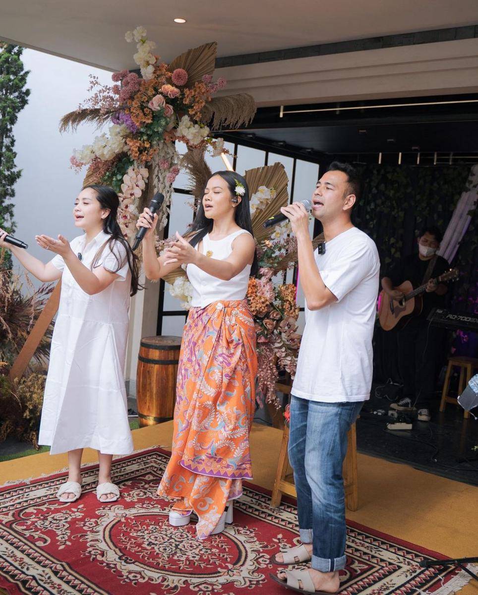 momen Yura Yunita surprise-in Nagita Slavina (instagram.com/raffinagita1717)