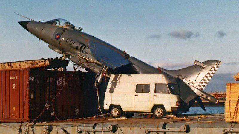 potret jet tempur Sea Harrier AL Inggris yang melakukan pendaratan darurat di atas kapal kargo Spanyol di tahun 1983 (theaviationgeekclub.com/JF Aleman- via aviationcorner.net)