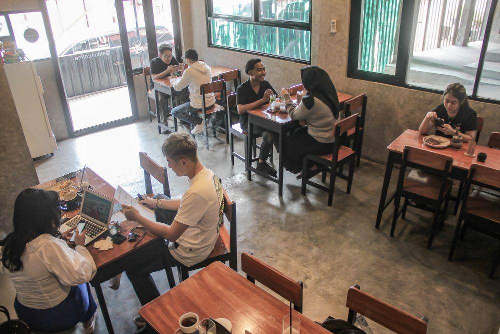 Suasana Aldmi Coffee yang mulai ramai dikunjungi Millennial dan Gen Z dari kampus maupun sekolah. (IDN Times/bt)