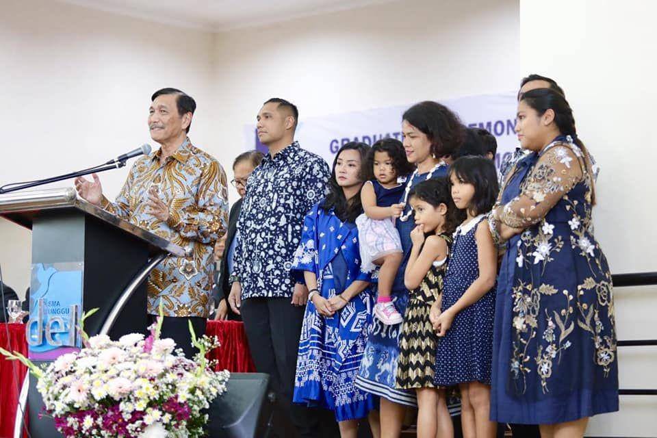 Potret Menteri Koordinator Bidang Kemaritiman dan Investasi, Luhut Binsar Pandjaitan dan keluarga di acara Yayasan Del. (dok. Facebook Luhut Binsar Pandjaitan)