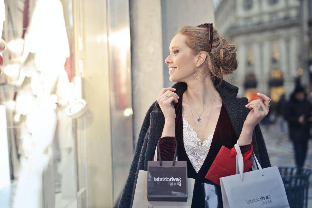 Wanita Belanja (pexels.com/Andrea Piacquadio)