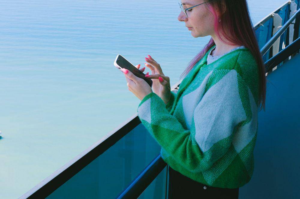 ilustrasi bermain smartphone (pexels.com/Anna Shvets)