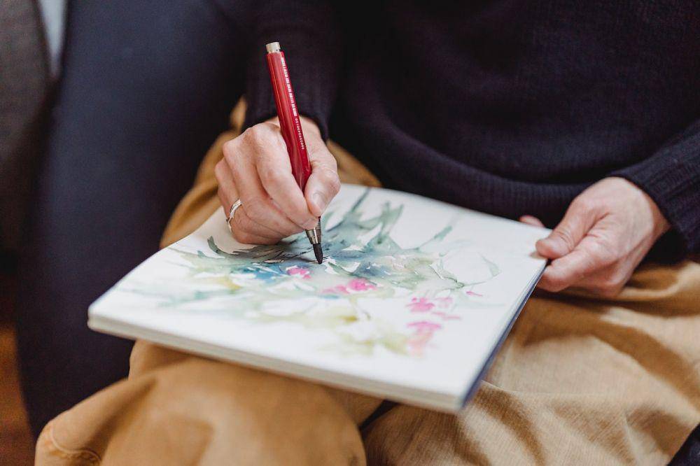 ilustrasi orang menggambar (Pexels.com/Greta Hoffman)
