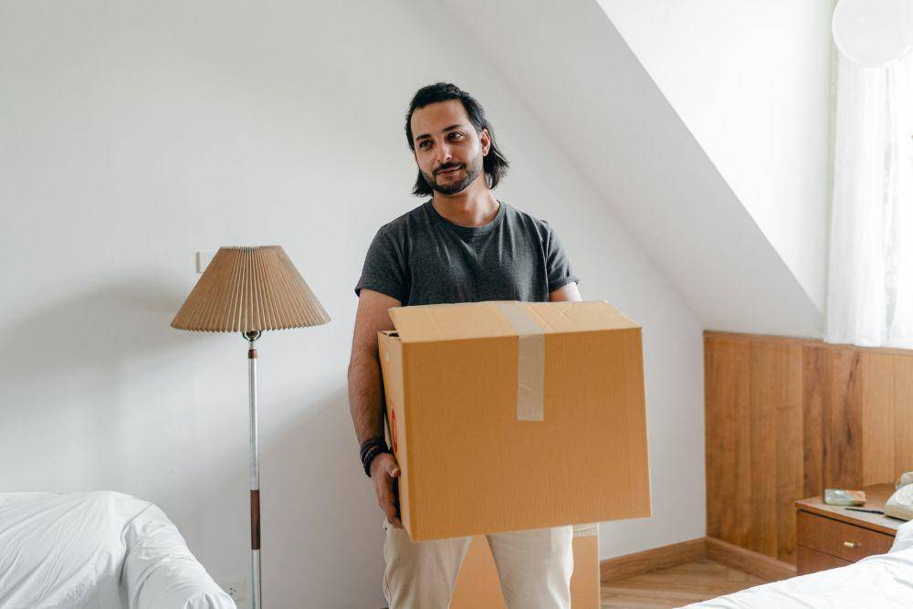 Pria Angkat Kardus (pexels.com/fauxels)