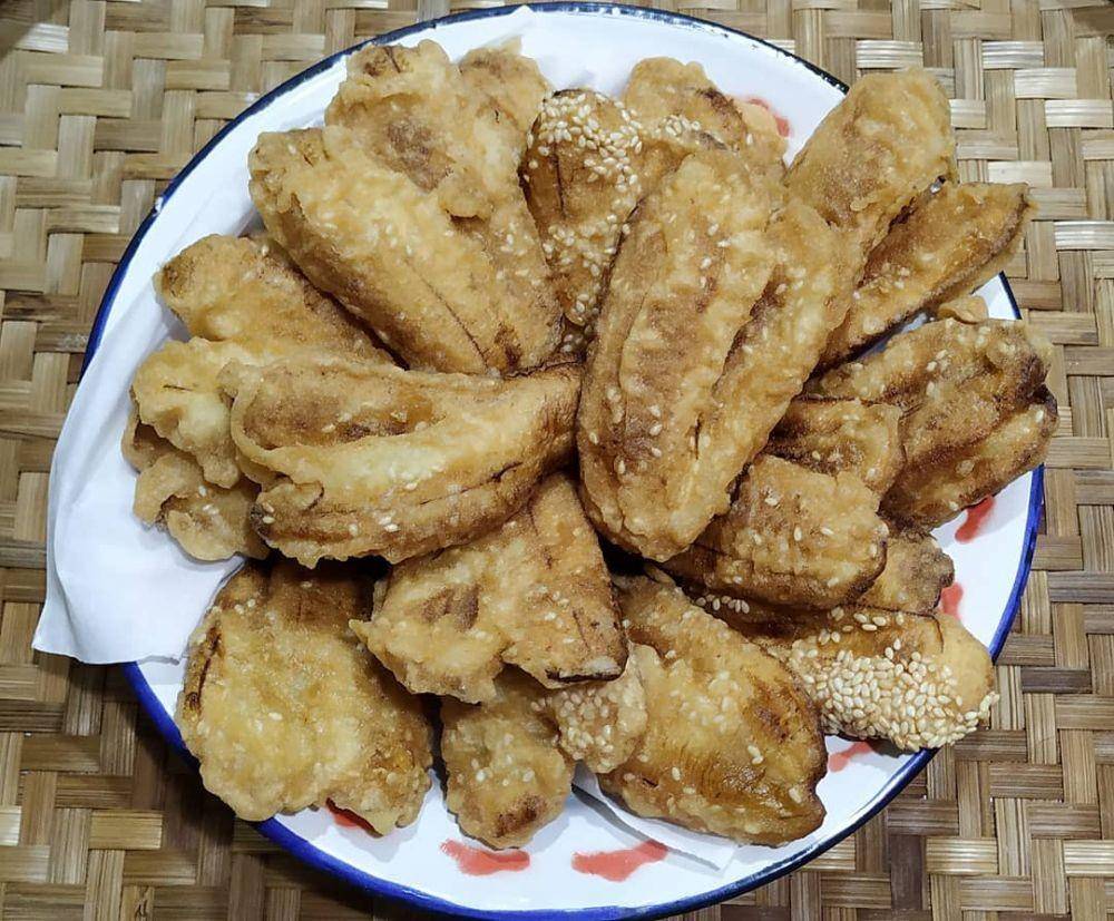 Pisang goreng biji wijen (instagram.com/mamamasakenak)
