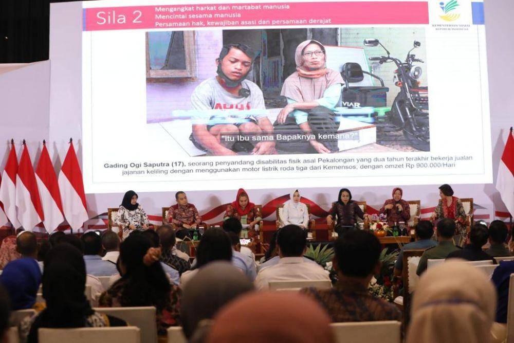 Menteri Sosial Tri Rismaharini menghadiri acara BKKBN (dok. Kemensos)