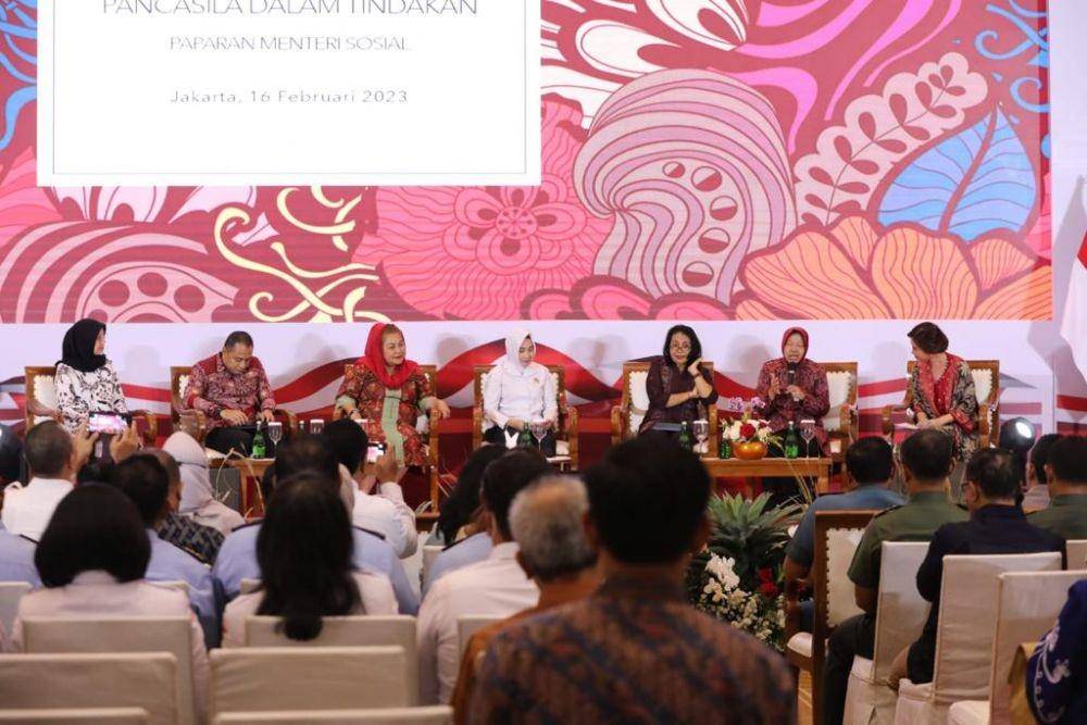 Menteri Sosial Tri Rismaharini menghadiri acara BKKBN (dok. Kemensos)