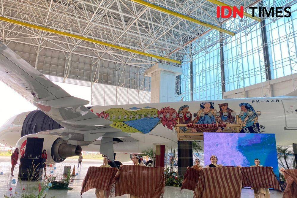 Peluncuran livery Danau Toba pada pesawat AirAsia Indonesia Airbus A320 PK-AZR. (IDN Times/Vadhia Lidyana)