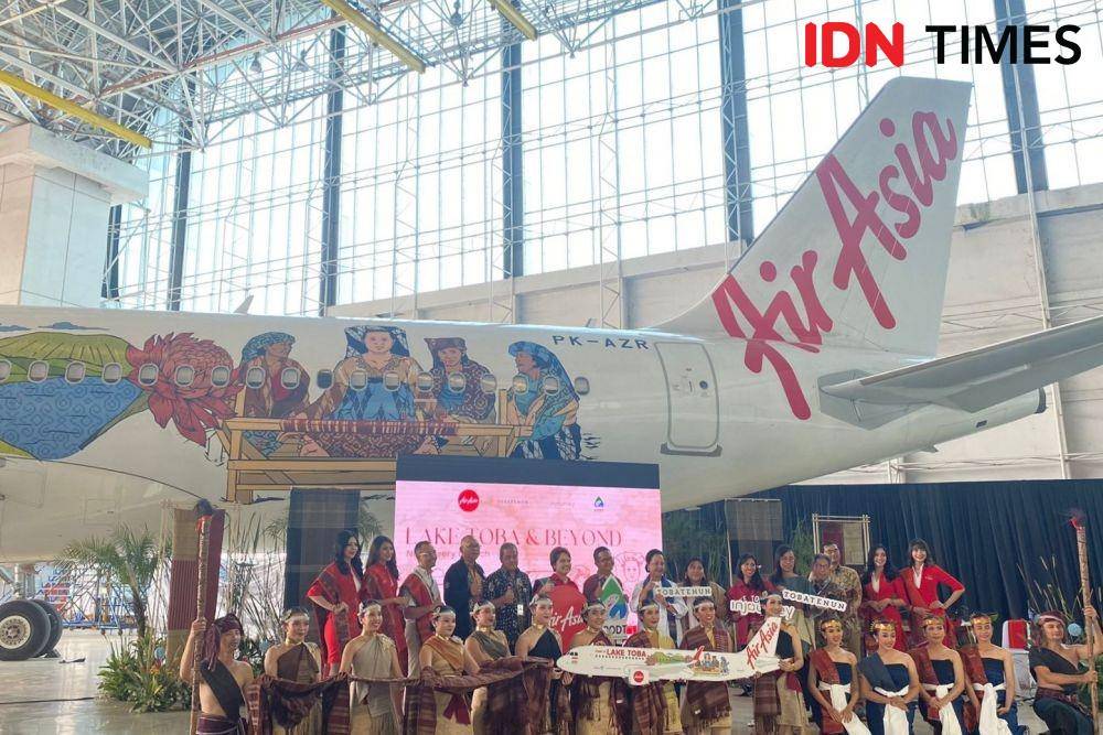 Peluncuran livery Danau Toba pada pesawat AirAsia Indonesia Airbus A320 PK-AZR. (IDN Times/Vadhia Lidyana)