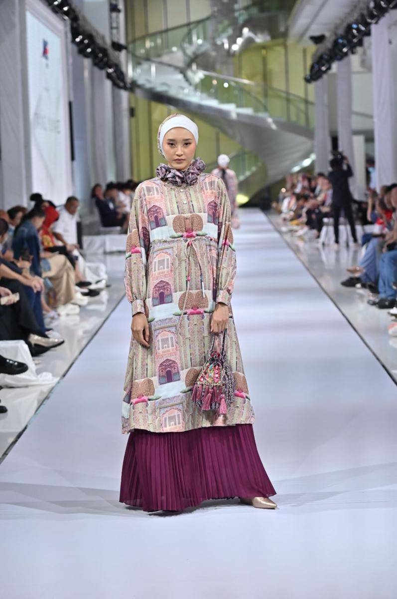 Koleksi Andalucia Garden by Itang Yunasz Prime x JNE Express. 17 Februari 2023. (dok. Garis Poetih)