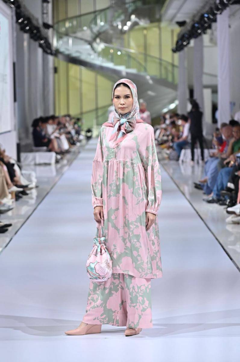 Koleksi Andalucia Garden by Itang Yunasz Prime x JNE Express. 17 Februari 2023. (dok. Garis Poetih)