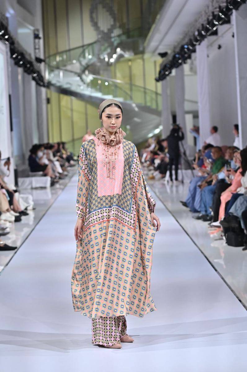 Koleksi Andalucia Garden by Itang Yunasz Prime x JNE Express. 17 Februari 2023. (dok. Garis Poetih)