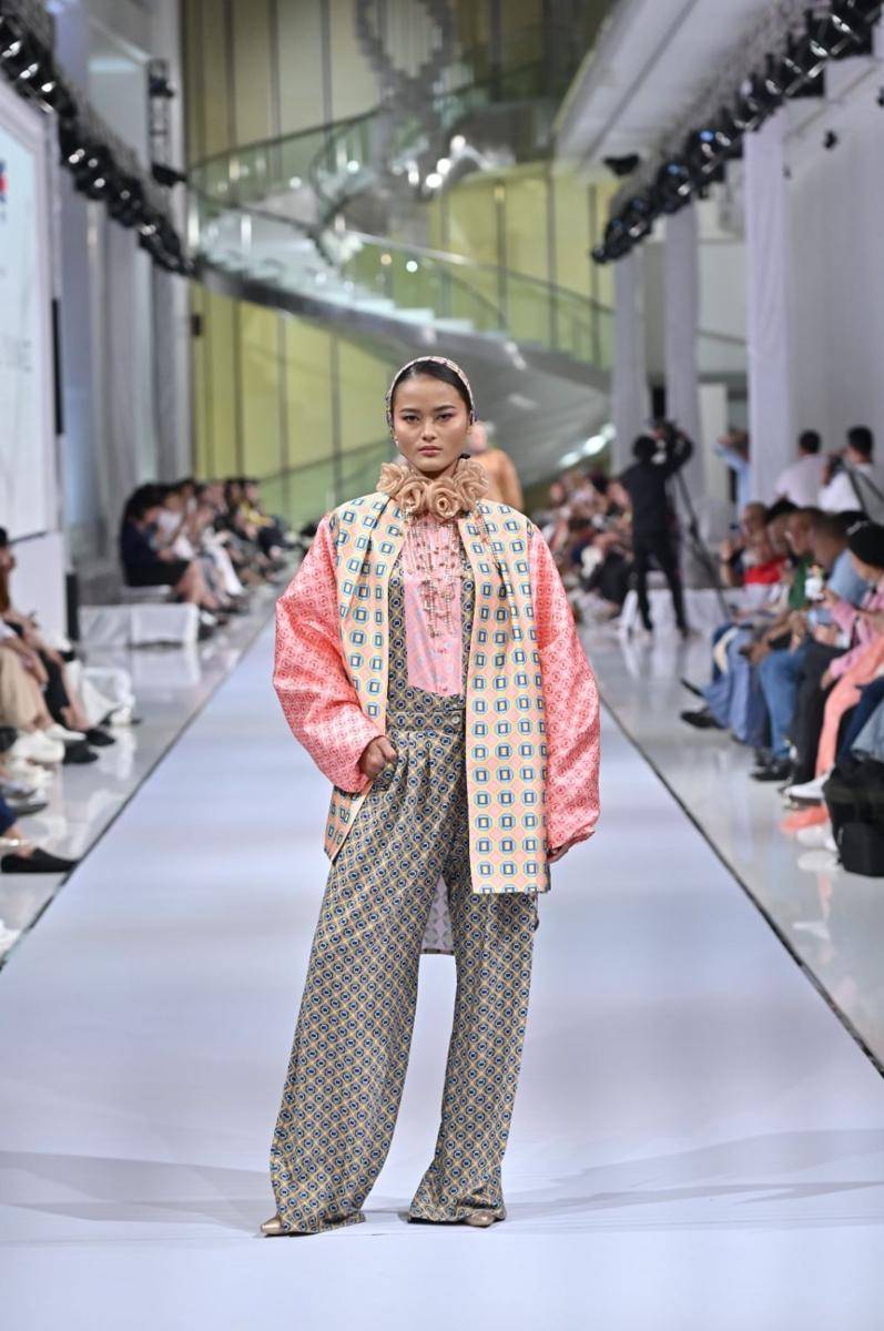 Koleksi Andalucia Garden by Itang Yunasz Prime x JNE Express. 17 Februari 2023. (dok. Garis Poetih)