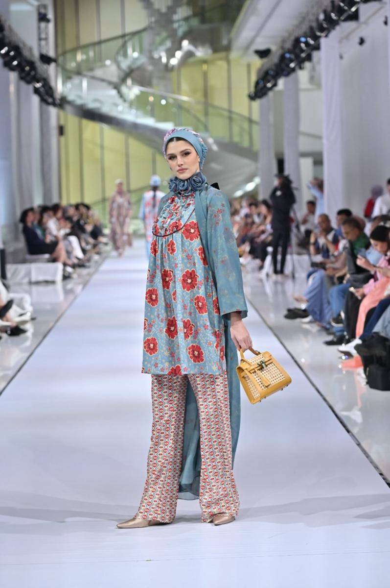 Koleksi Andalucia Garden by Itang Yunasz Prime x JNE Express. 17 Februari 2023. (dok. Garis Poetih)