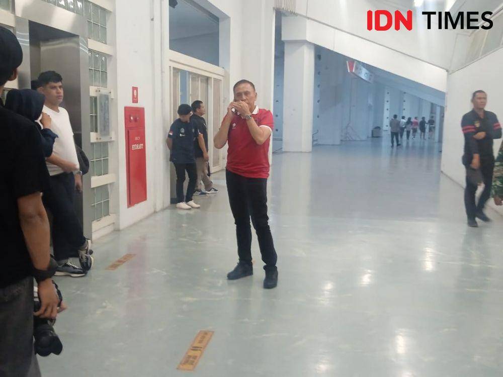 Iwan Bule menonton ke GBK. (IDN Times/Sandy Firdaus)