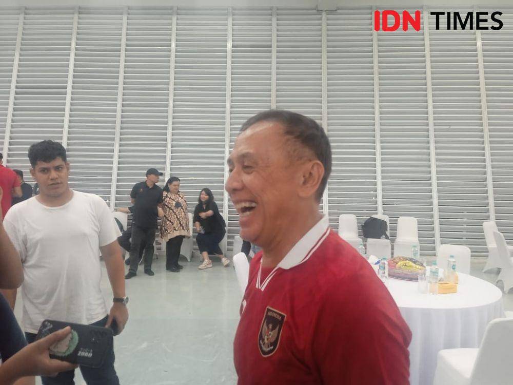 Iwan Bule menonton ke GBK. (IDN Times/Sandy Firdaus)