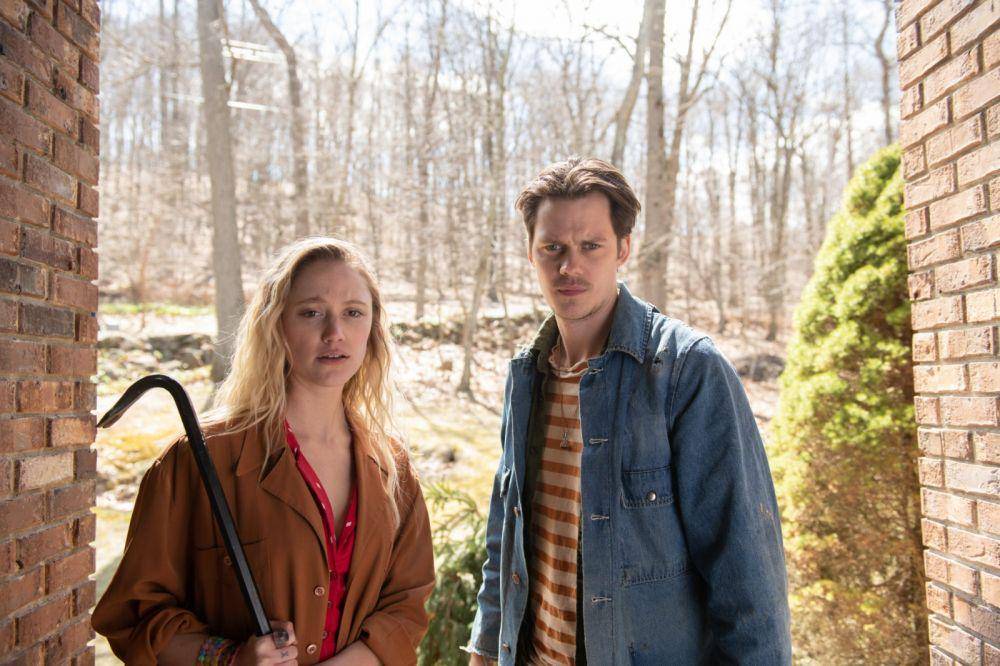 Maika Monroe dan Bill Skarsgard dalam film Villains (dok. Gunpowder and Sky)