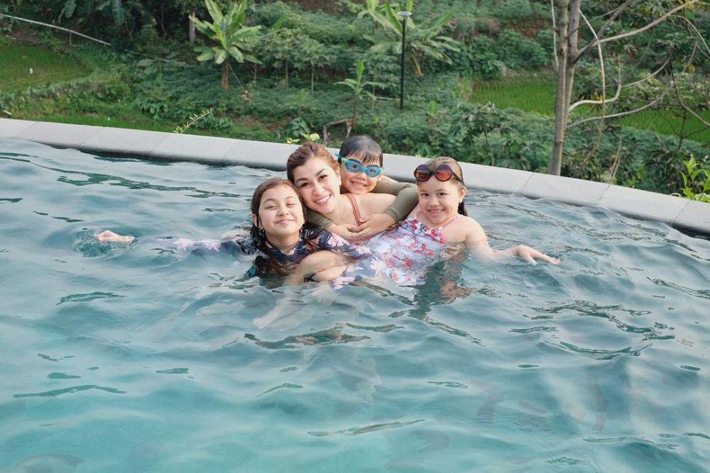 potret Nisya Ahmad momong anak (instagram.com/nissyaa/)