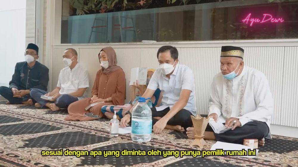 doa bersama di rumah Ayu Dewi (YouTube.com/Ayu Dewi)