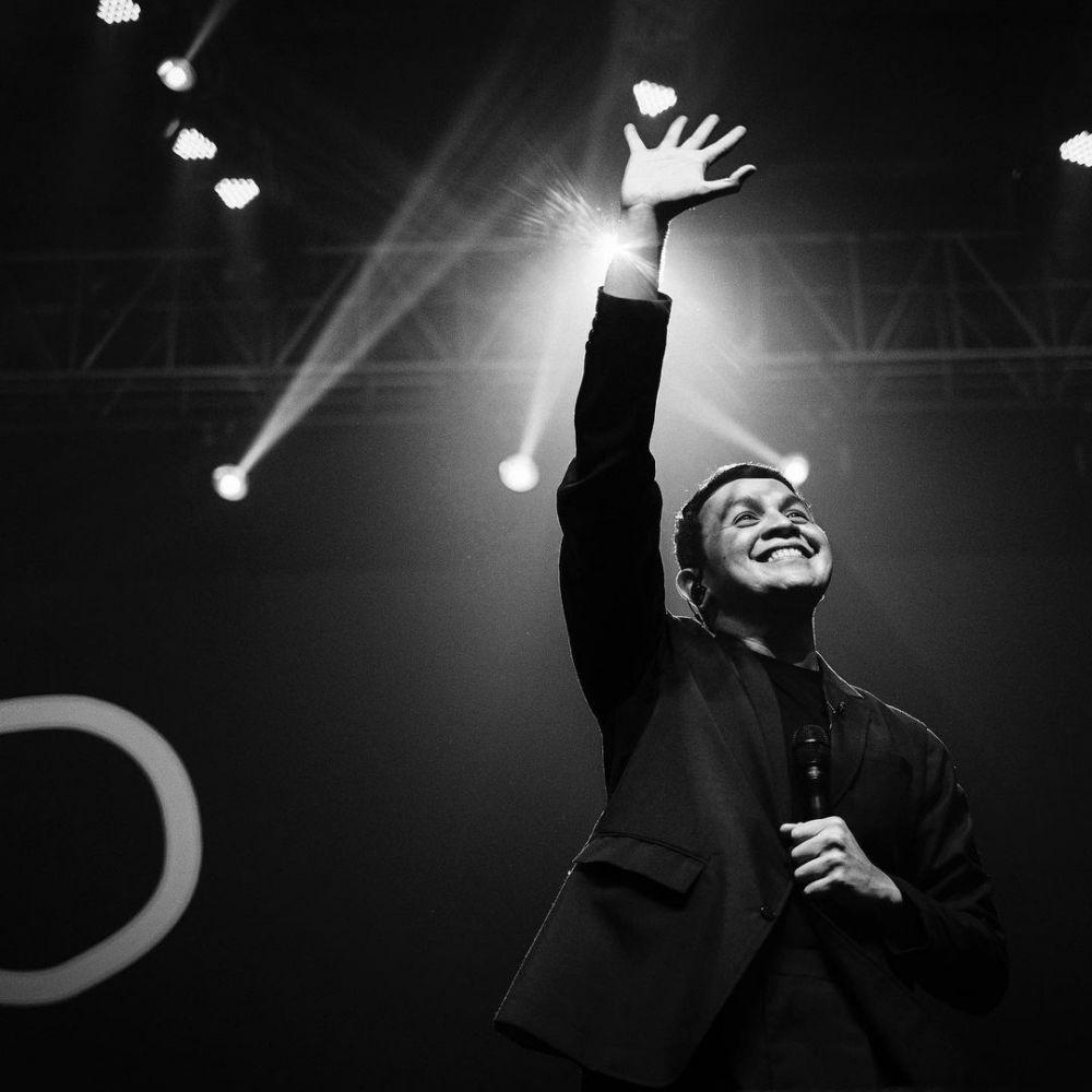 10 Momen Konser Tulus 'Tur Manusia 2023' di Surabaya, Pecah Abis!