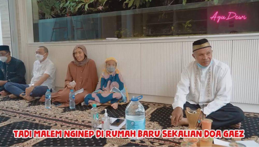 doa bersama di rumah Ayu Dewi (YouTube.com/Ayu Dewi)