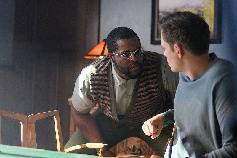 Bill Skarsgard dan Winston Duke dalam film Nine Days (dok. Sony Pictures)