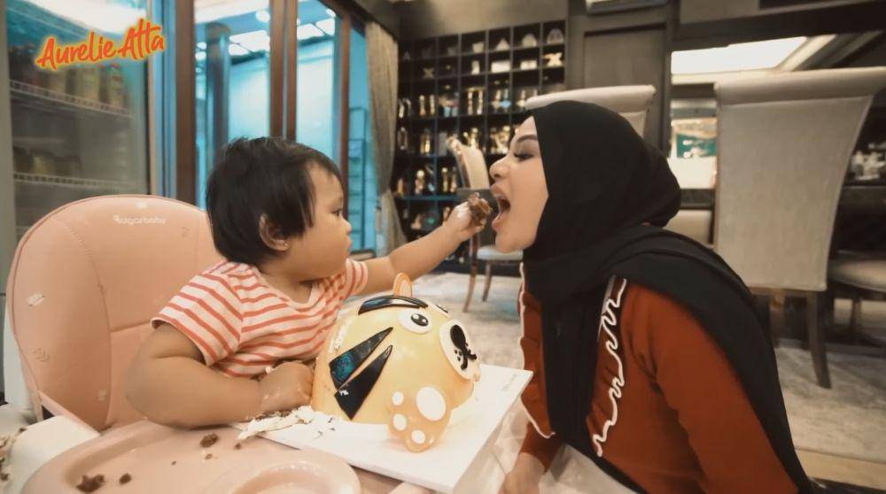 Ameena gladi ulang tahun (YouTube.com/Aurelie Atta)