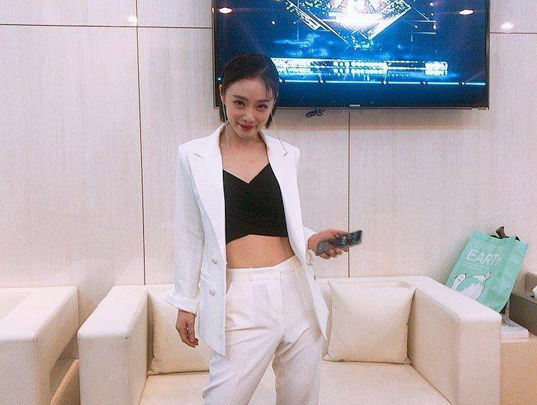 Kim Hieora (instagram.com/hiiiii_o.o_ps)