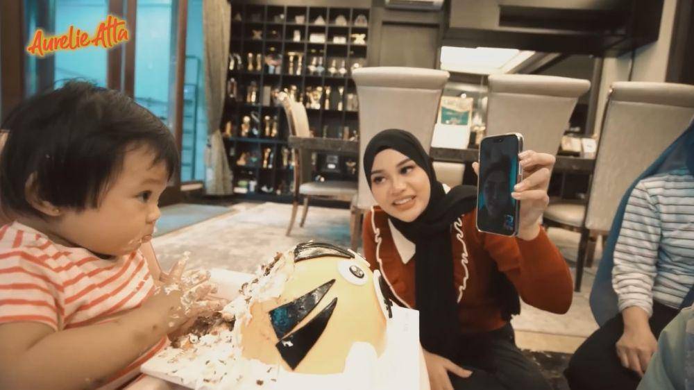 Ameena gladi ulang tahun (YouTube.com/Aurelie Atta)