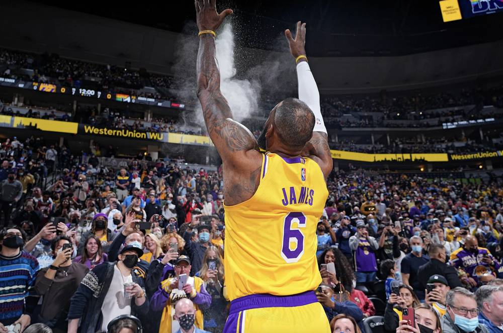 Ritual pra-pertandingan ala LeBron James di NBA. (Dok. NBA)