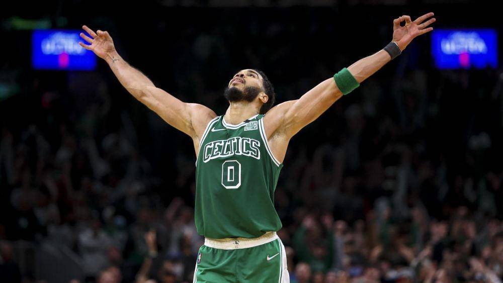 Ritual tarik telinga usai berdoa sebelum pertandingan yang selalu dialkukan superstar Boston Celtics, Jayson Tatum. (Dok. NBA)