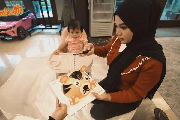 Ameena gladi ulang tahun (YouTube.com/Aurelie Atta)