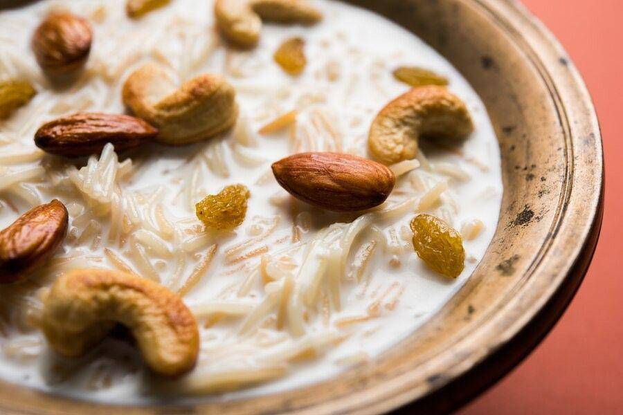 sheer kurma, hidangan khas idul fitri (freepik.com/@stockimagefactorycom)