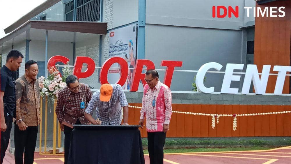 Wamenkumham Edward Omar Sharif Hiariej menandatangani surat peresmian gedung sport center Balai Diklat Jateng. (IDN Times/Fariz Fardianto)